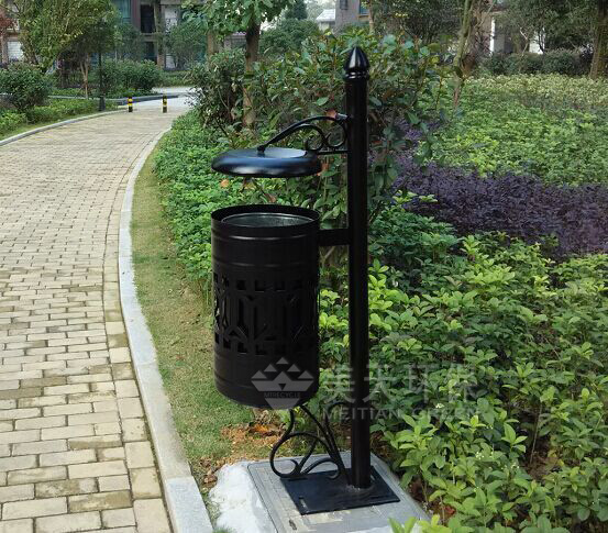 鐵藝?yán)?/></a></p><p>型號(hào)：MT-G34</p><p>尺寸：300*1310mm</p><p>說(shuō)明：這款垃圾桶采用優(yōu)質(zhì)鋼板與鋼管制作，表面噴涂黑色油漆；造型采用歐式設(shè)計(jì)，高檔美觀。是高端小區(qū)，高檔別墅區(qū)的選擇之一。</p><p><br/></p><p><span style=